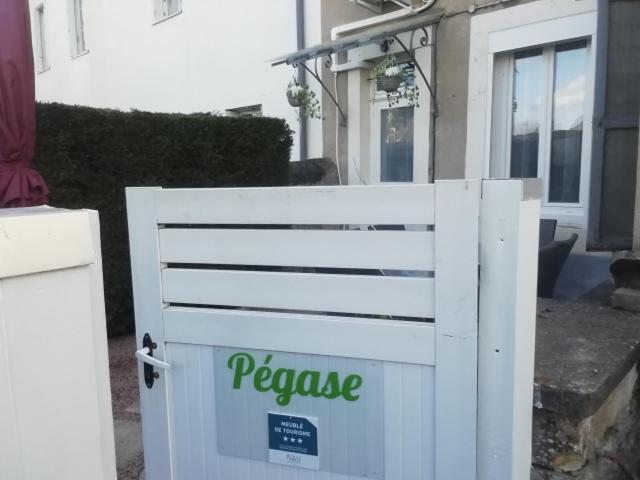Pegase Meuble 3*** Leilighet Fourchambault Eksteriør bilde
